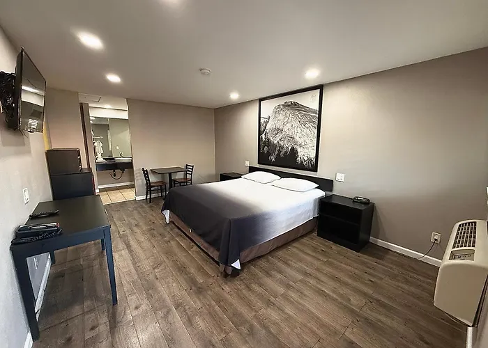 Super 8 By Wyndham Visalia